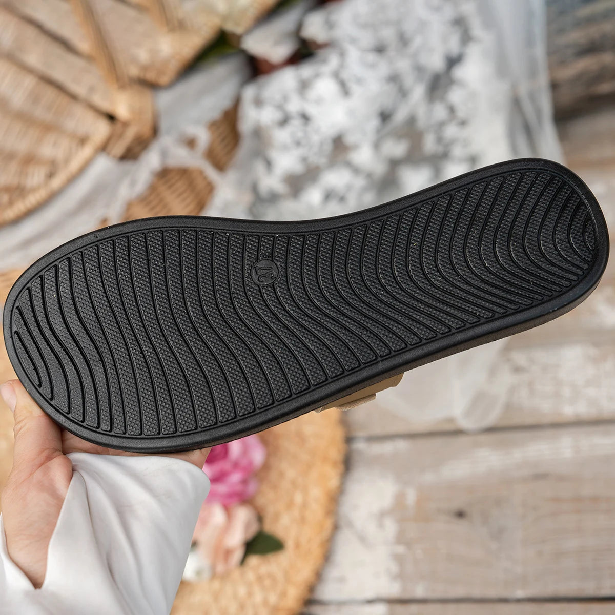 Fashionable Gold Buckle Ladies Flat Sandals Simple Casual Summer Slippers Versatile Comfortable Footwear for Women