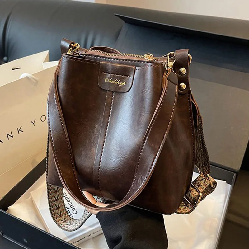 Exquisite women's bucket bag, fashionable and avant-garde solid color shoulder bag crossbody bag, retro and niche design, suitab