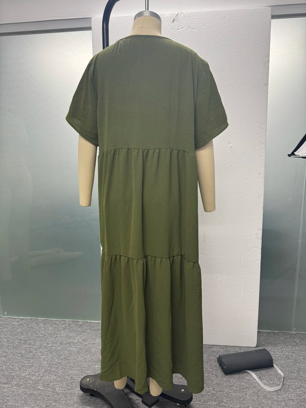 Plus Size 2025 Summer New V-neck Short Sleeve Pleated Solid Color Loose Casual Midi Dress Basic Hem Pleated