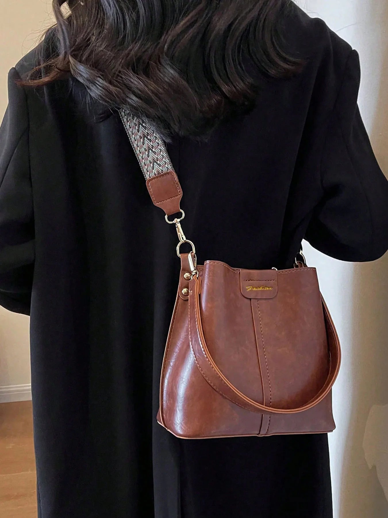 Exquisite women's bucket bag, fashionable and avant-garde solid color shoulder bag crossbody bag, retro and niche design, suitab