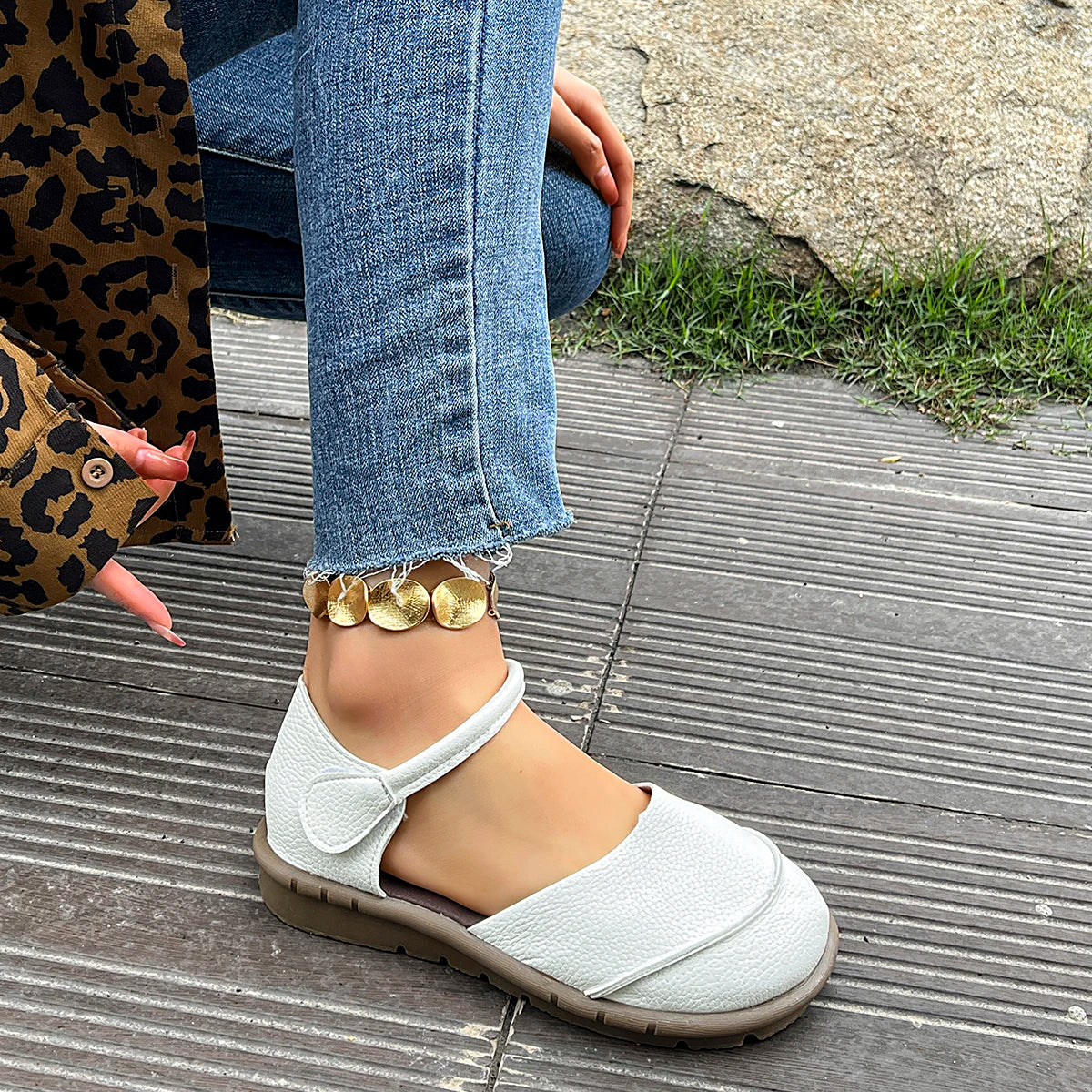 Women's head-to-toe flat sandals, summer new style retro wedge-style casual soft-soled mother's shoes, large size women's shoes