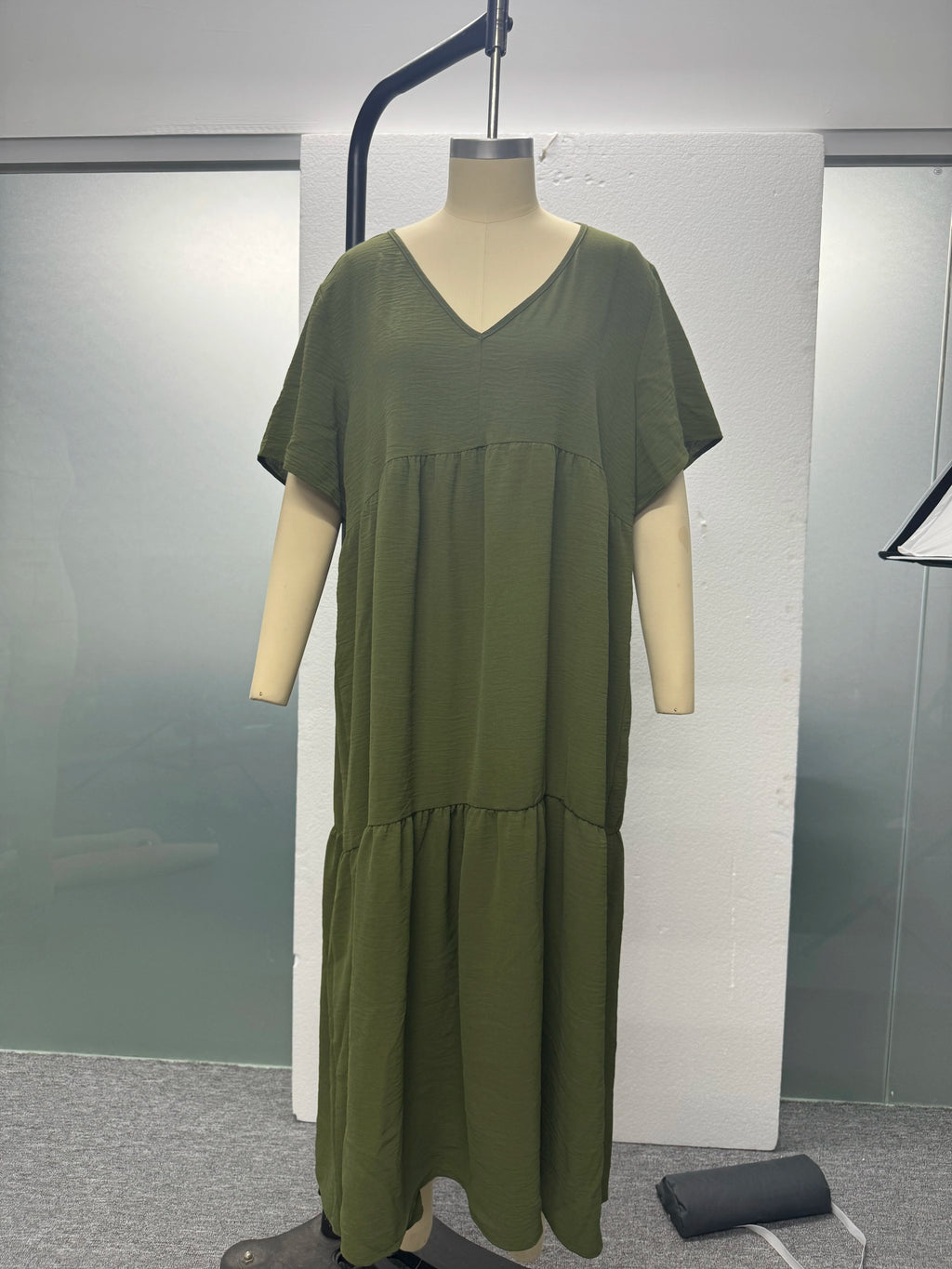 Plus Size 2025 Summer New V-neck Short Sleeve Pleated Solid Color Loose Casual Midi Dress Basic Hem Pleated